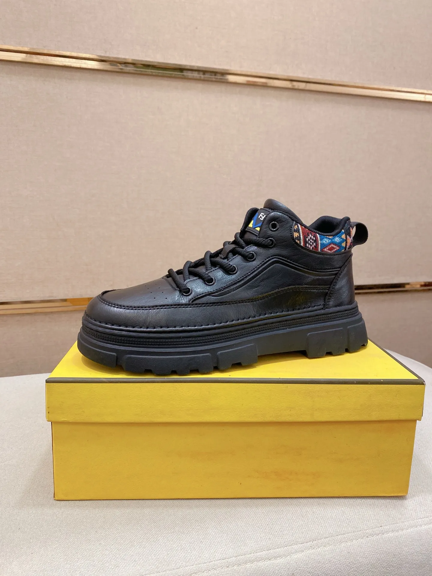Factory price 442💰 (fendi) New high-top 👊🏻 upper 🇮🇹 imported cowhide fabric 🇩🇪 imported breathable mesh lining. The original outsole is molded to highlight the identity of every man, and the upper foot is elegant and stable🚶🏻🚶🏻The high-end custom counters reproduce the original version📯No matter the wind or rain, the shoe last remains unchanged and can withstand the verification of time🔍️,🔵 Size: 38-44